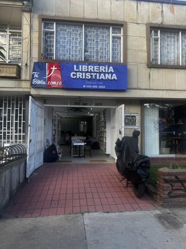 Librería cristiana en Bogotá: Biblias y libros en San Luis 1 Fachada de la librería cristiana Tu Biblia en San Luis, Bogotá, con su letrero azul