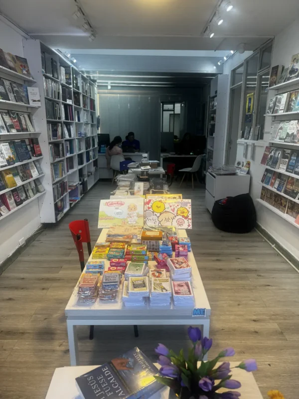 Librería cristiana en Bogotá: Biblias y libros en San Luis 3 Interior de la librería Tu Biblia en Bogotá: estanterías de libros cristianos y mesa de exhibición