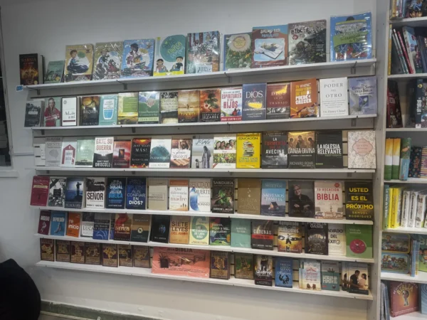 Librería cristiana en Bogotá: Biblias y libros en San Luis 5 Pared de libros cristianos en la librería Tu Biblia de San Luis, Bogotá