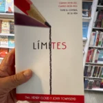 Libro Límites sostenido en la mano para mostrar su tamaño real – imagen 5