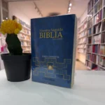 Nuestra Sagrada Biblia Letra Grande Misión Continental exhibida en una librería cristiana – imagen 4