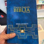 Nuestra Sagrada Biblia Letra Grande sostenida en la mano para ver su tamaño – imagen 5