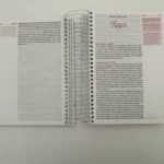 Interior de la Biblia Crear abierta en el comienzo del Primer Libro de los Reyes – imagen 3
