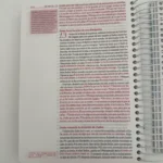 Biblia Crear abierta en San Juan 13, Jesús lava los pies de sus discípulos – imagen 4