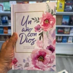 Devocional Un año con Dios sostenido en la mano para ver su tamaño – imagen 5