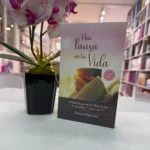 Devocional Una Pausa en tu Vida de Pablo Martini exhibido en una librería cristiana – imagen 4